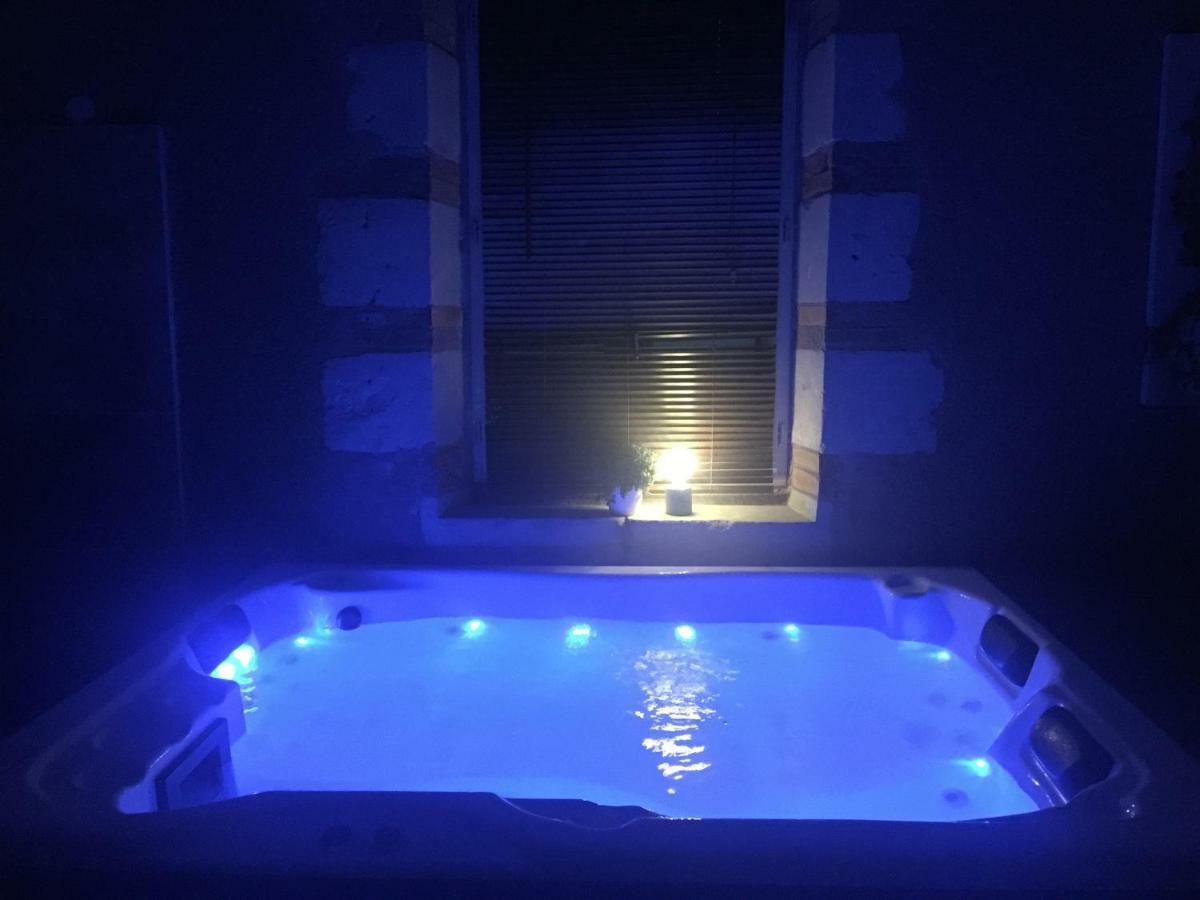 Hotel & Spa Chai De La Paleine Le Puy-Notre-Dame ภายนอก รูปภาพ